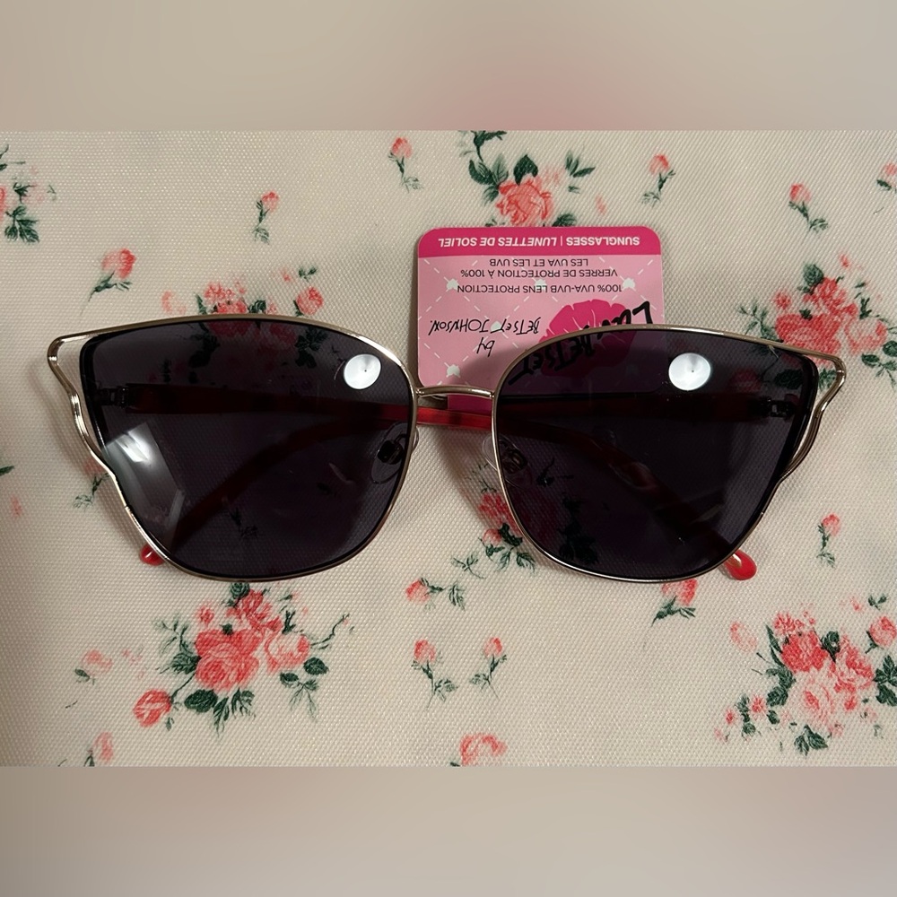 NWT Betsey Johnson aviator style sunglasses